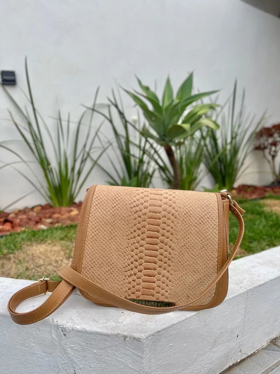 Bolsa em couro média com alca 