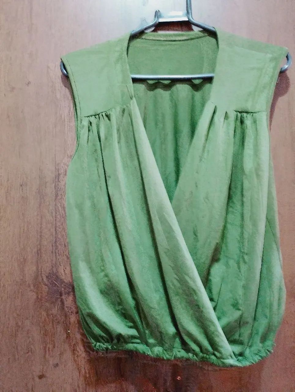 DUAS BLUSAS LISAS SEM MANGA: ROSA E VERDE. 30 REAIS