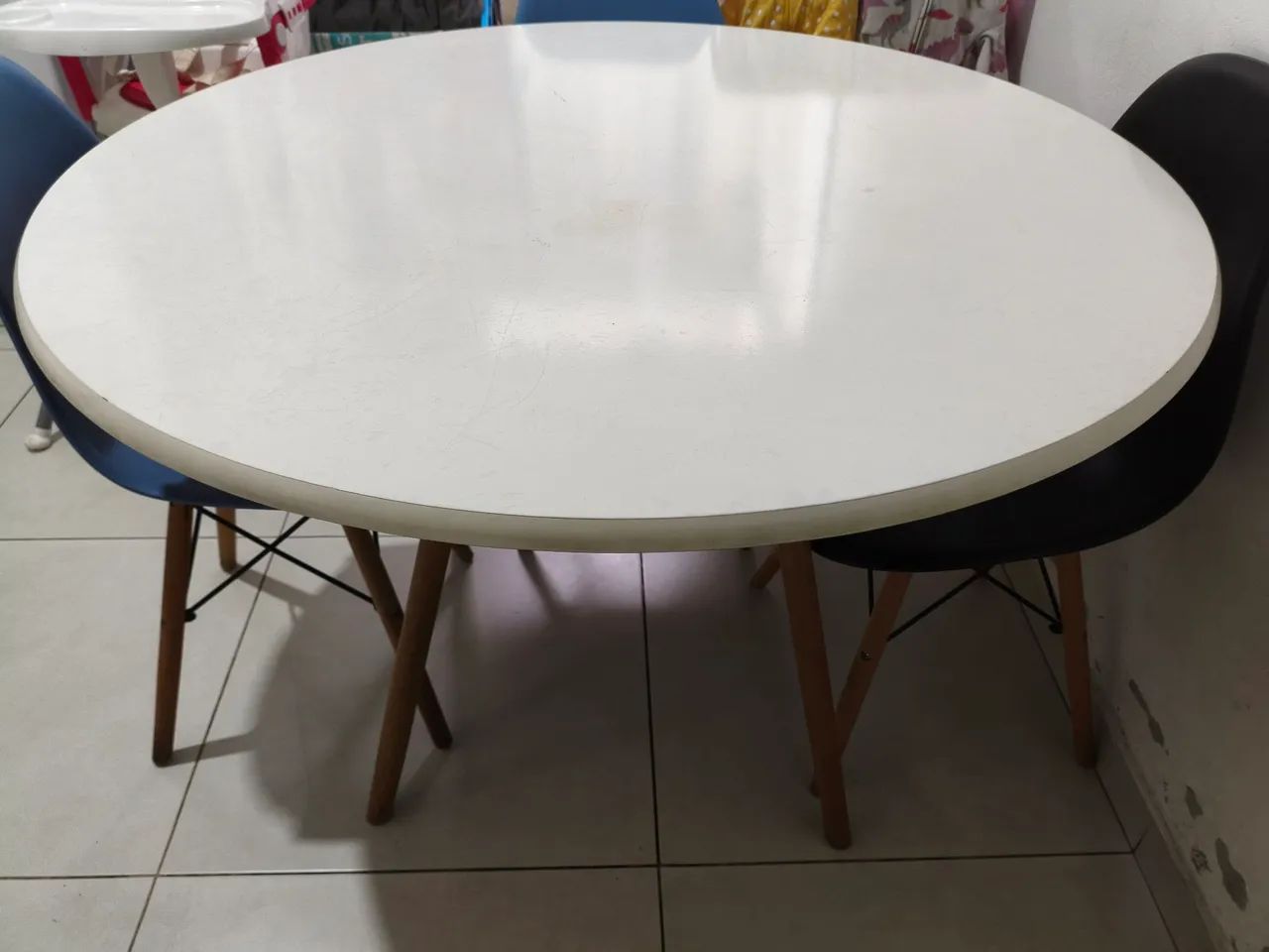 Mesa redonda estilo Eames com tampo branco e pés de madeira 110 cm - Foto 3