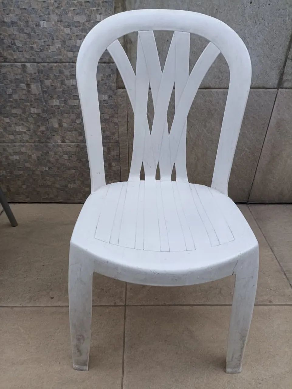 Cadeira branca de plástico  - Foto 3