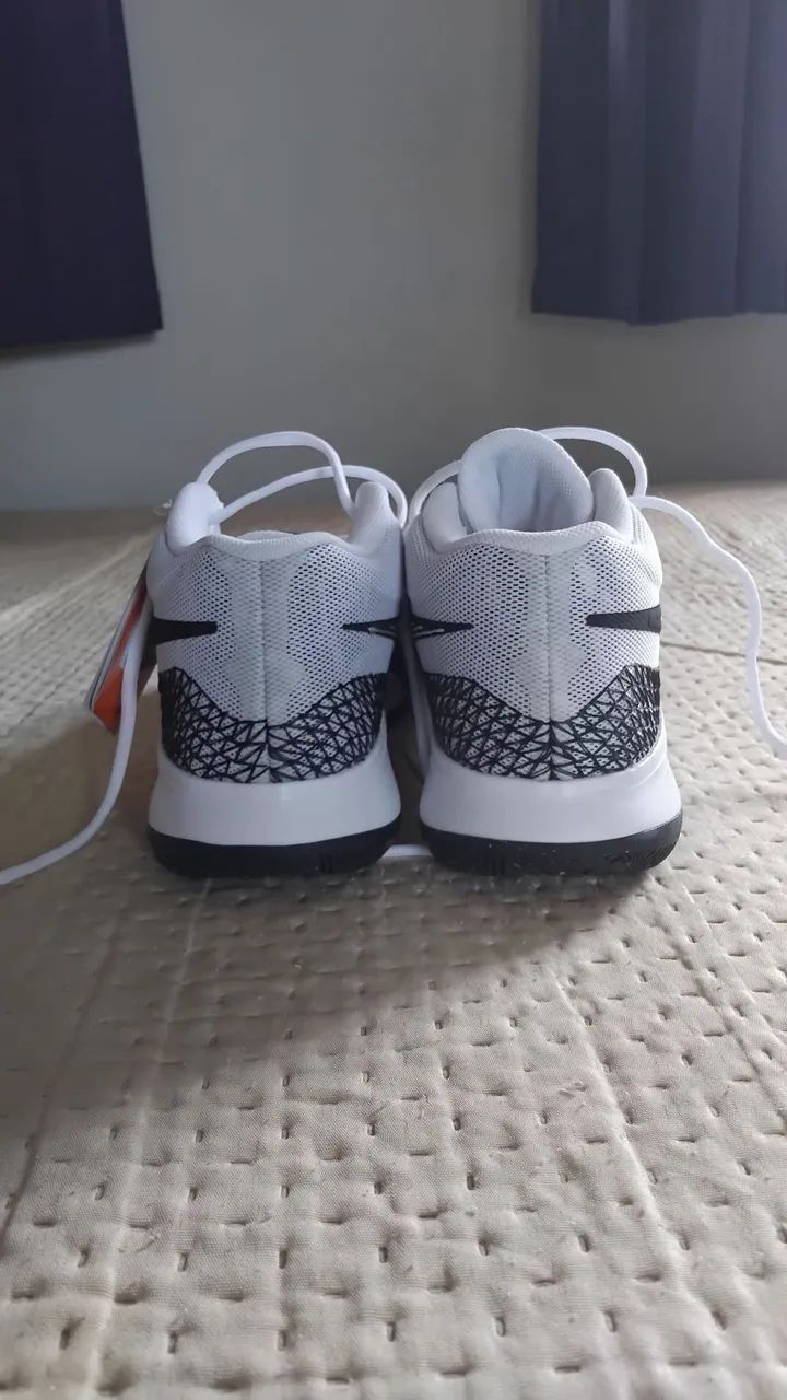 Tenis Nike Kyrie Flytrap 6 Black White  - Foto 4
