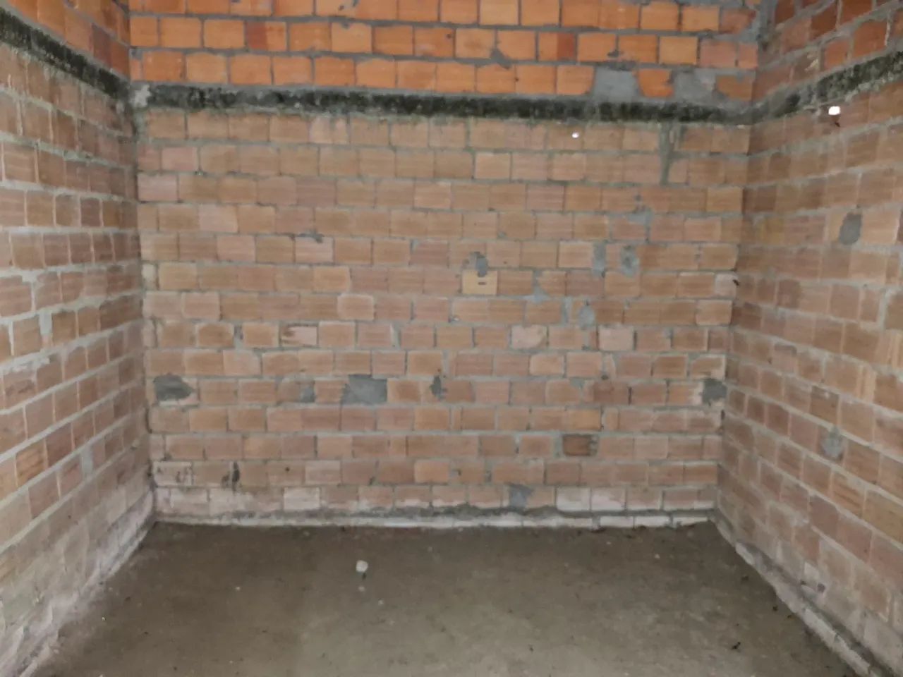 Pequeno sítio com uma casa 
