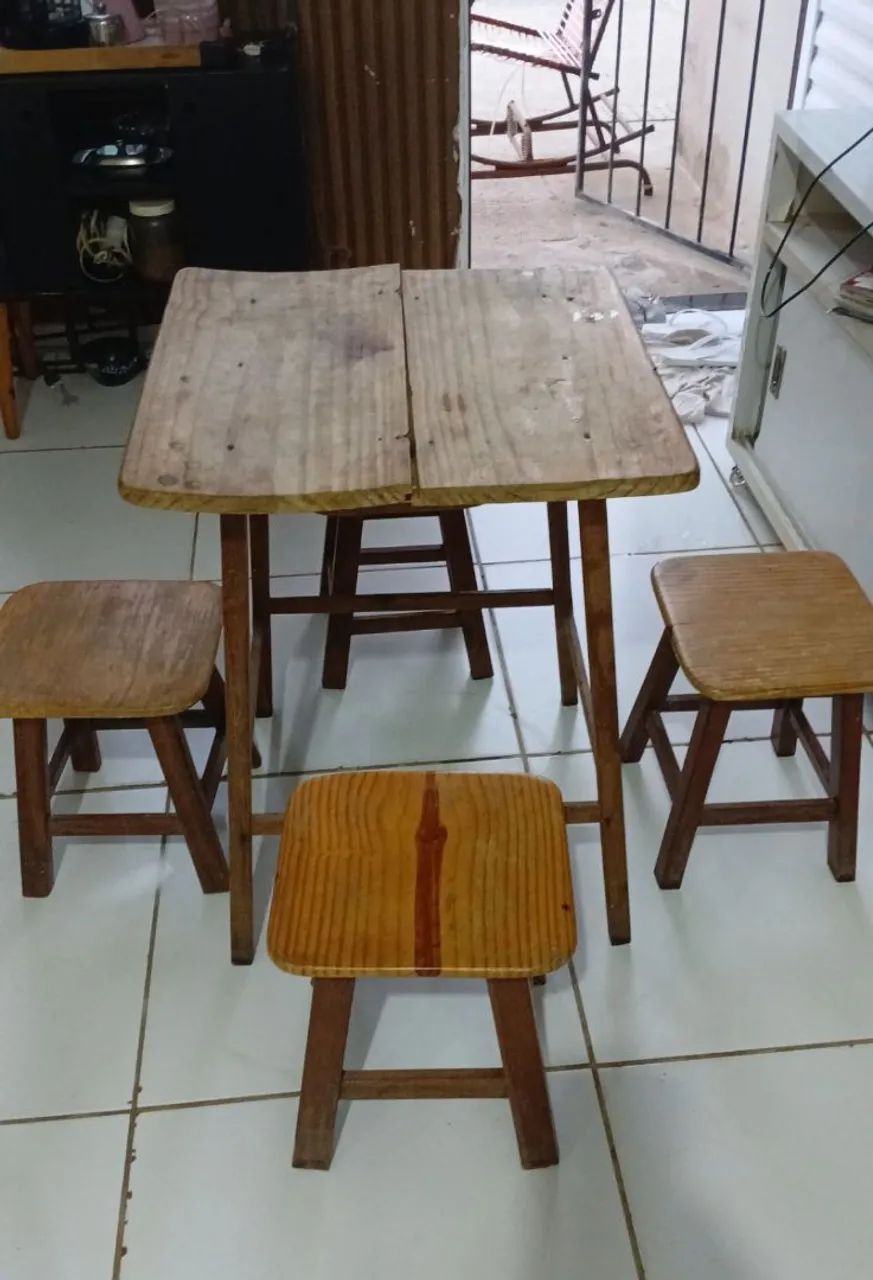 Mesa de madeira com 4 bancos. Durabilidade para vida. E madeira mesmo  - Foto 2