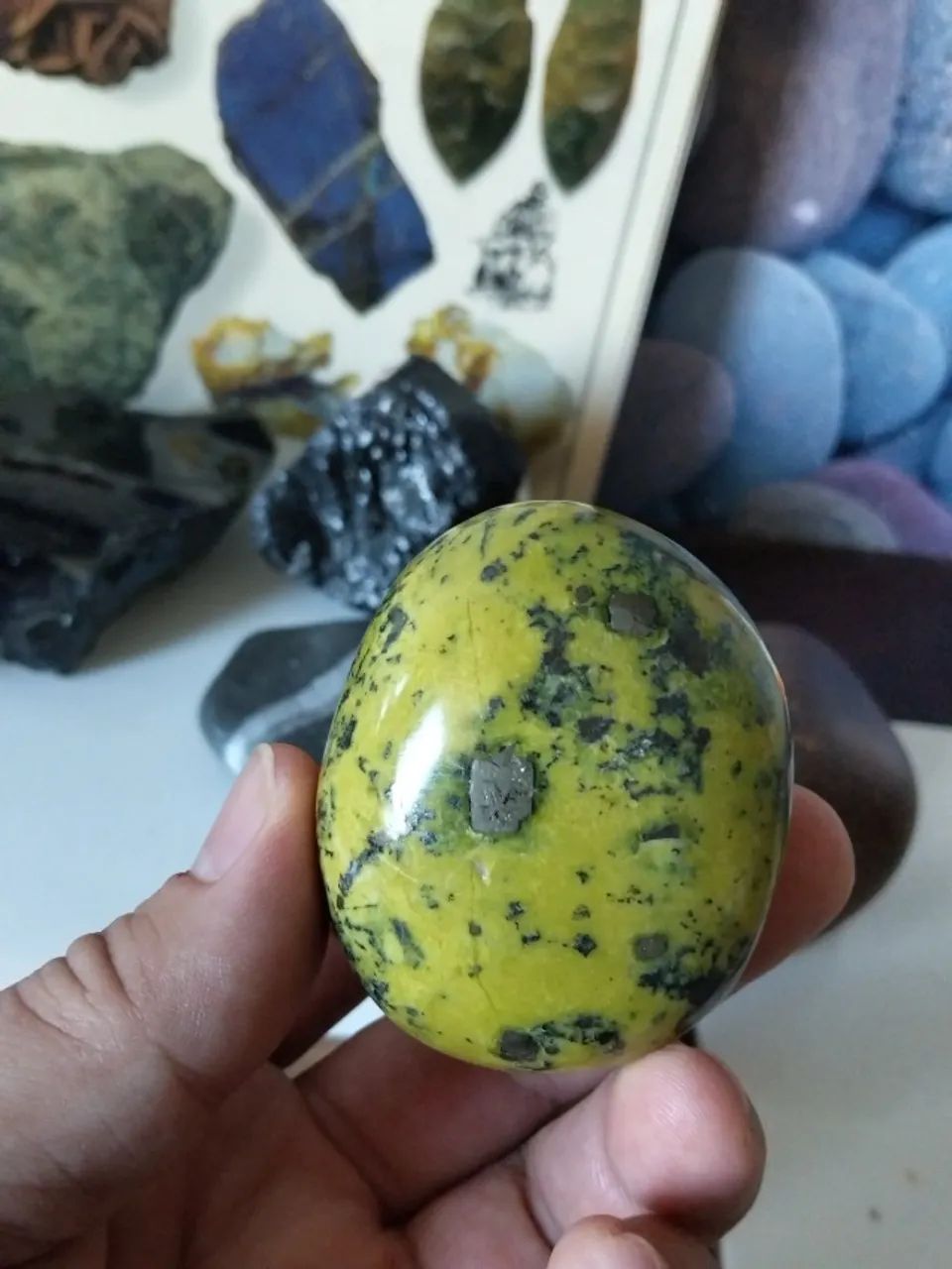 Pedra verde peruana polida decorativa 185g  - Foto 3