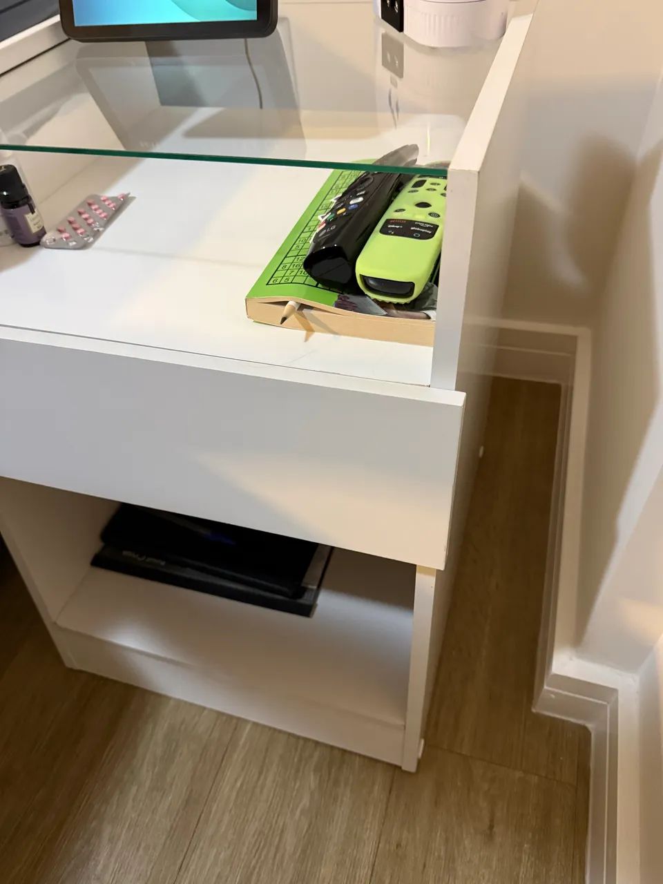 Mesa de Cabeceira Branca com Vidro - Foto 5