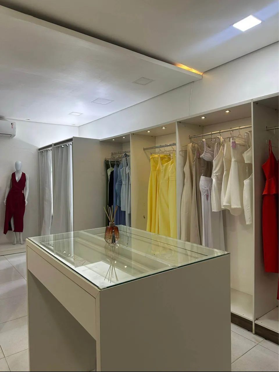 Vende-se móveis de loja de roupa 17,000 mil - Foto 2