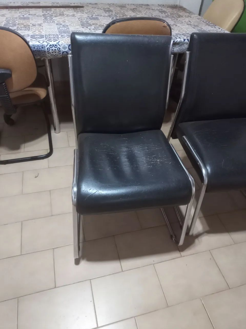 Desapego 5 cadeiras por 100 reais - Foto 5
