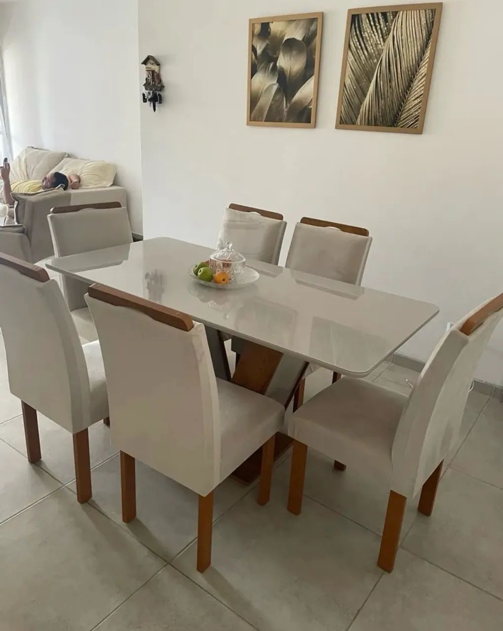 Mesa com seis cadeiras 
