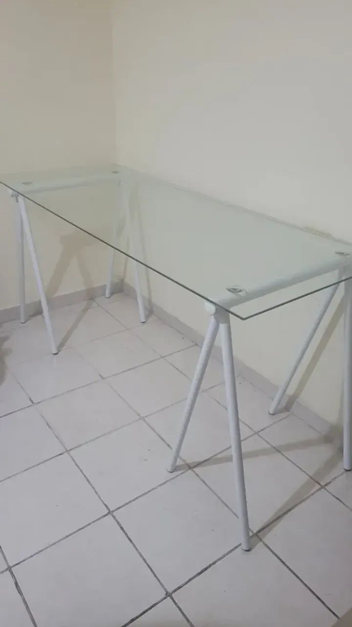 Mesa de Vidro com cavalete | Tok Stok