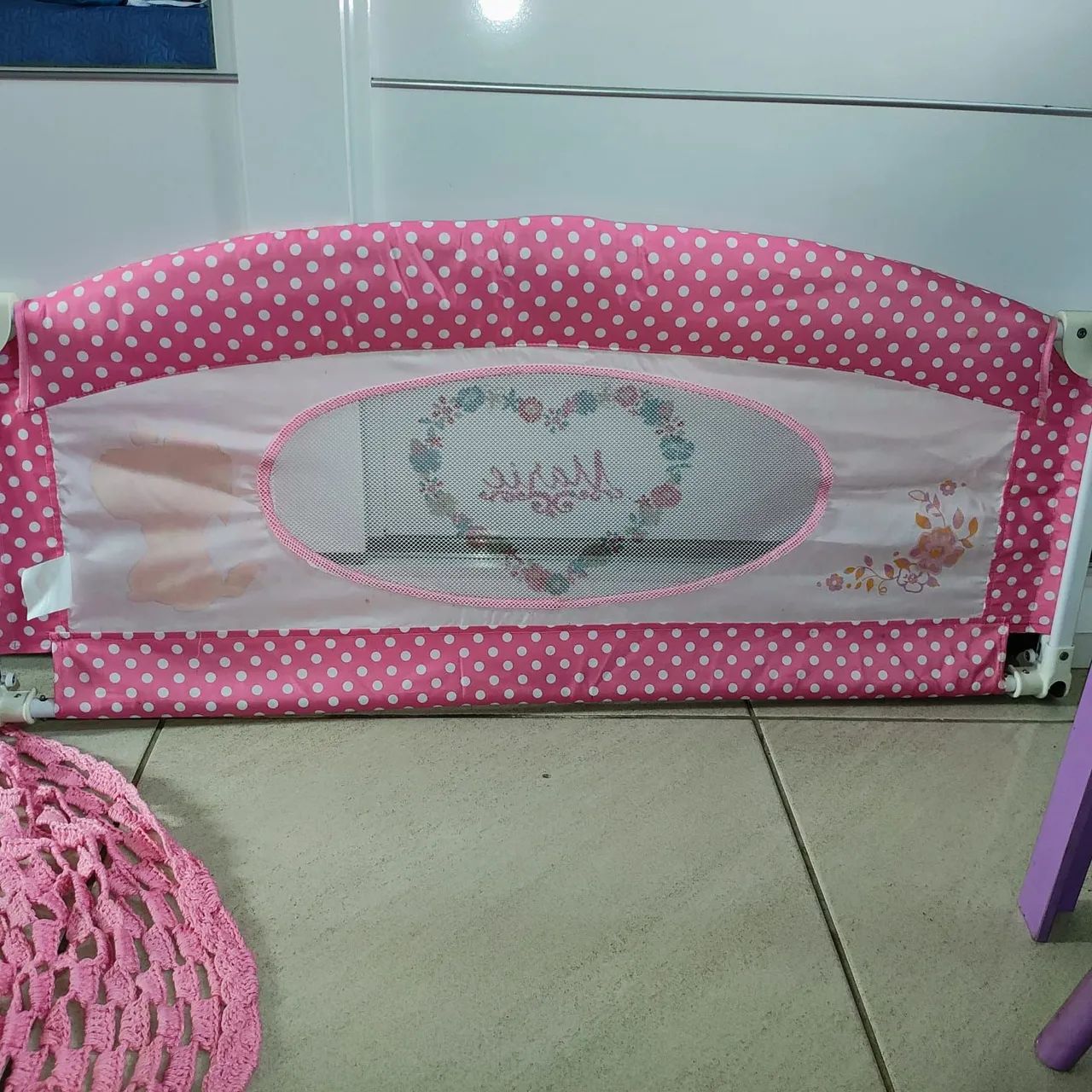 Grade de proteção para cama infantil - Rosa com bolinhas  - Foto 4