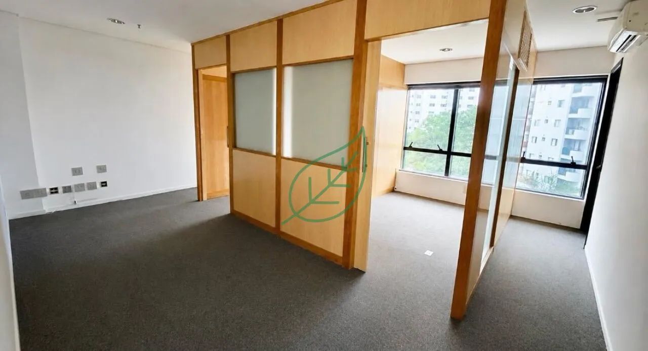 Conjunto comercial com 36m2, 1 vaga para locação no Morumbi.