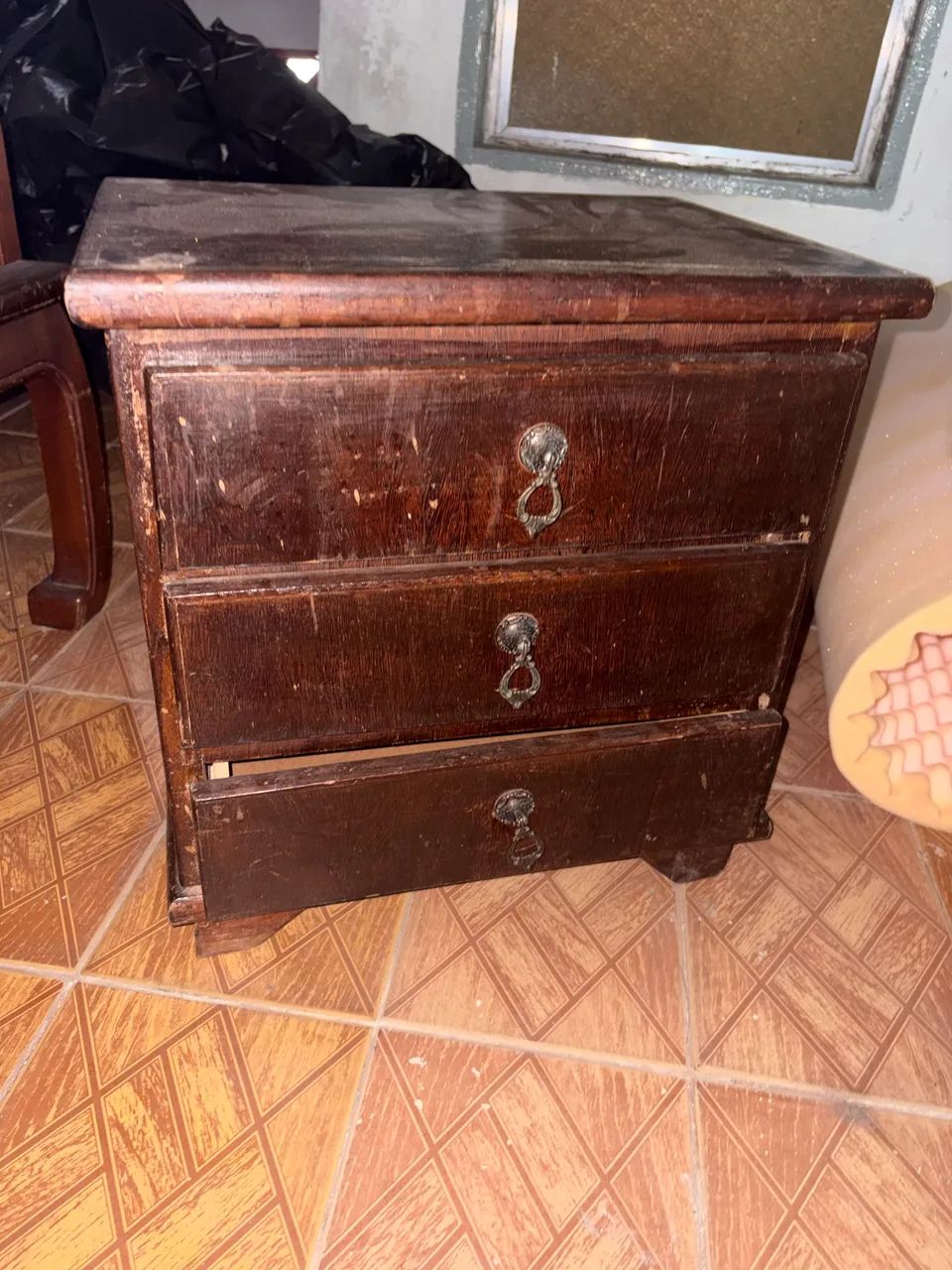 CRIADO DE MADEIRA