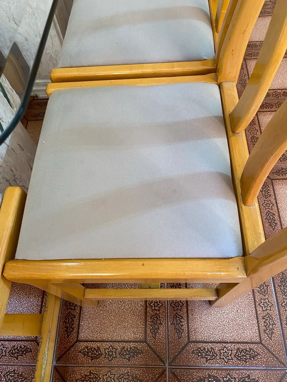 Mesa com tampo de vidros e 8 cadeiras  - Foto 4