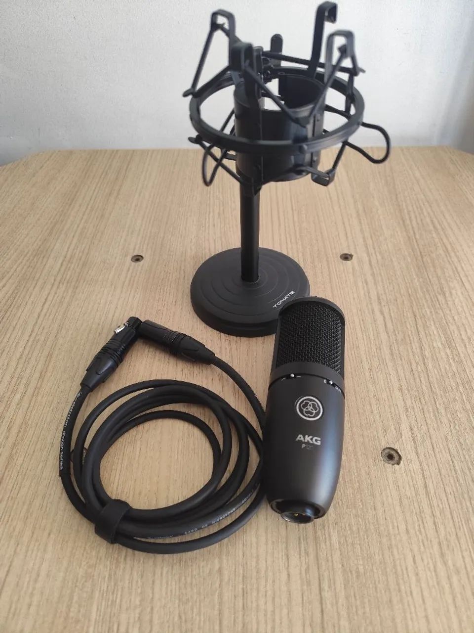 Microfone AKG P 120 com cabo e pedestal  - Foto 2