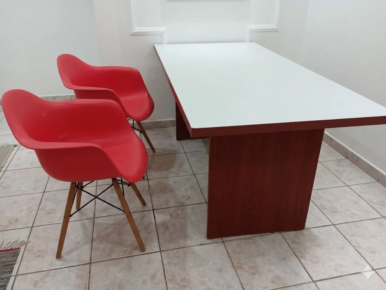 Mesa de reunião com vidro leitoso e 5 cadeiras