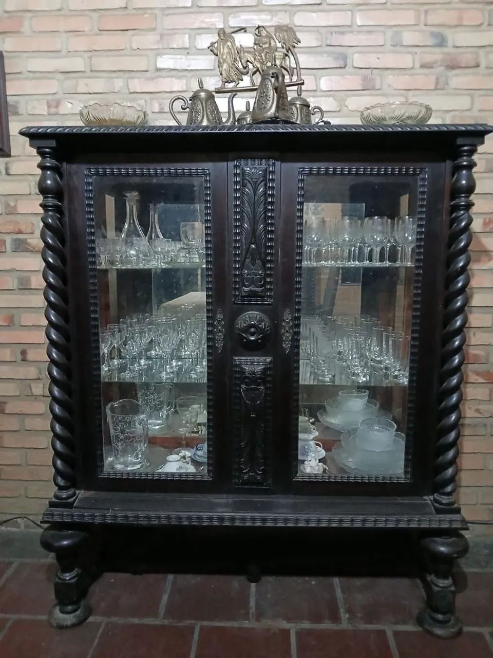 Conjunto de cristaleira e bar antiguidade estilo manuelito 