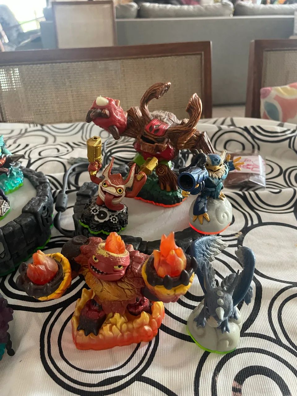 Skylanders bonecos e base  - Foto 3