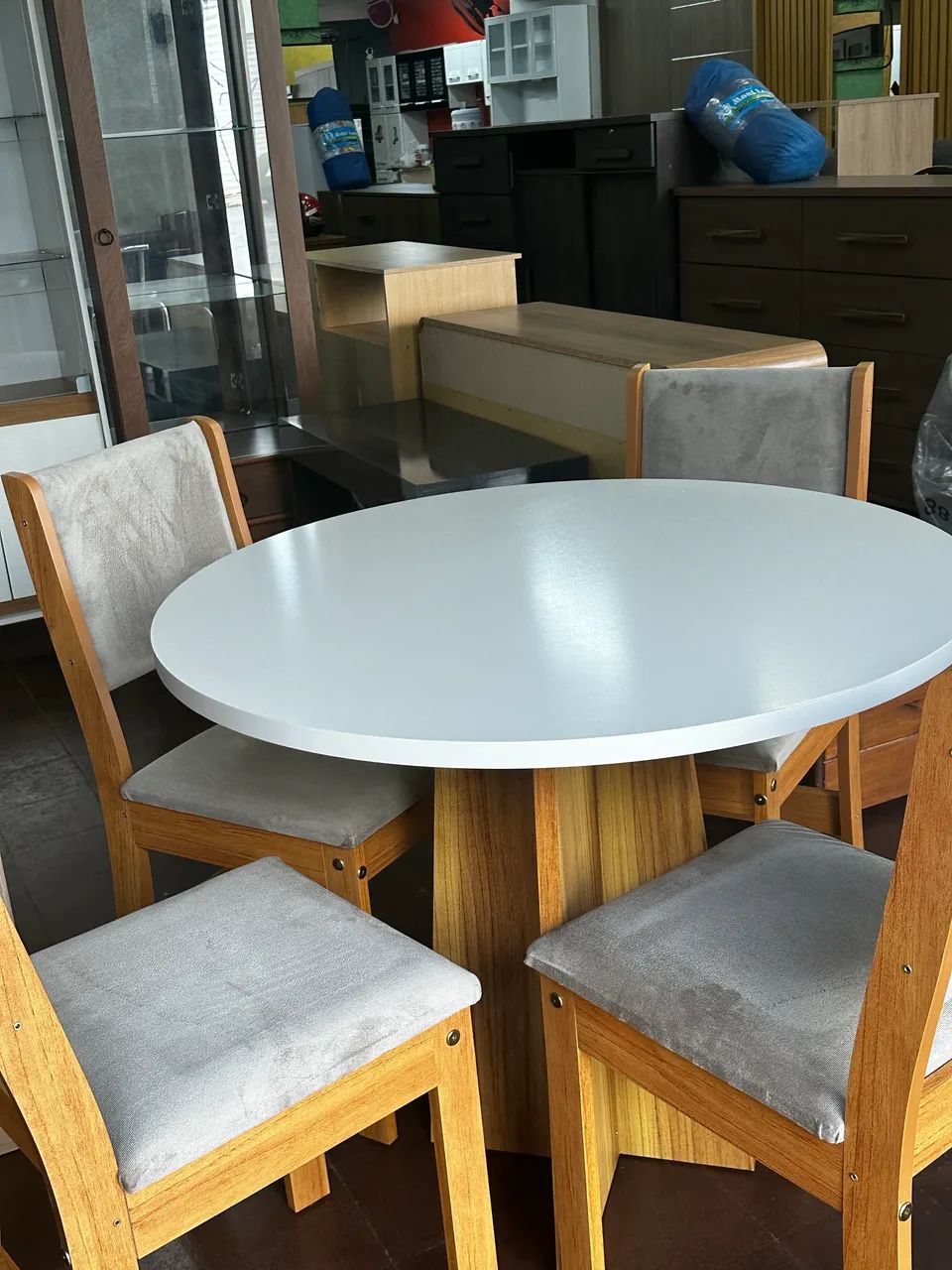MESA REDONDA COM 4 CADEIRAS 