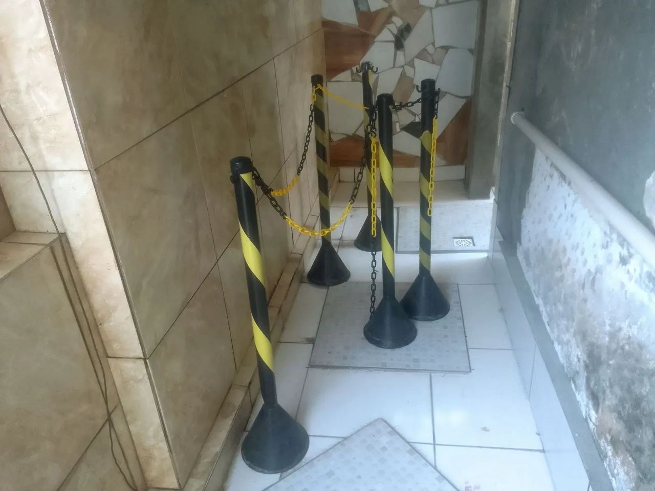 Pedestal / poste de sinalização zebrado