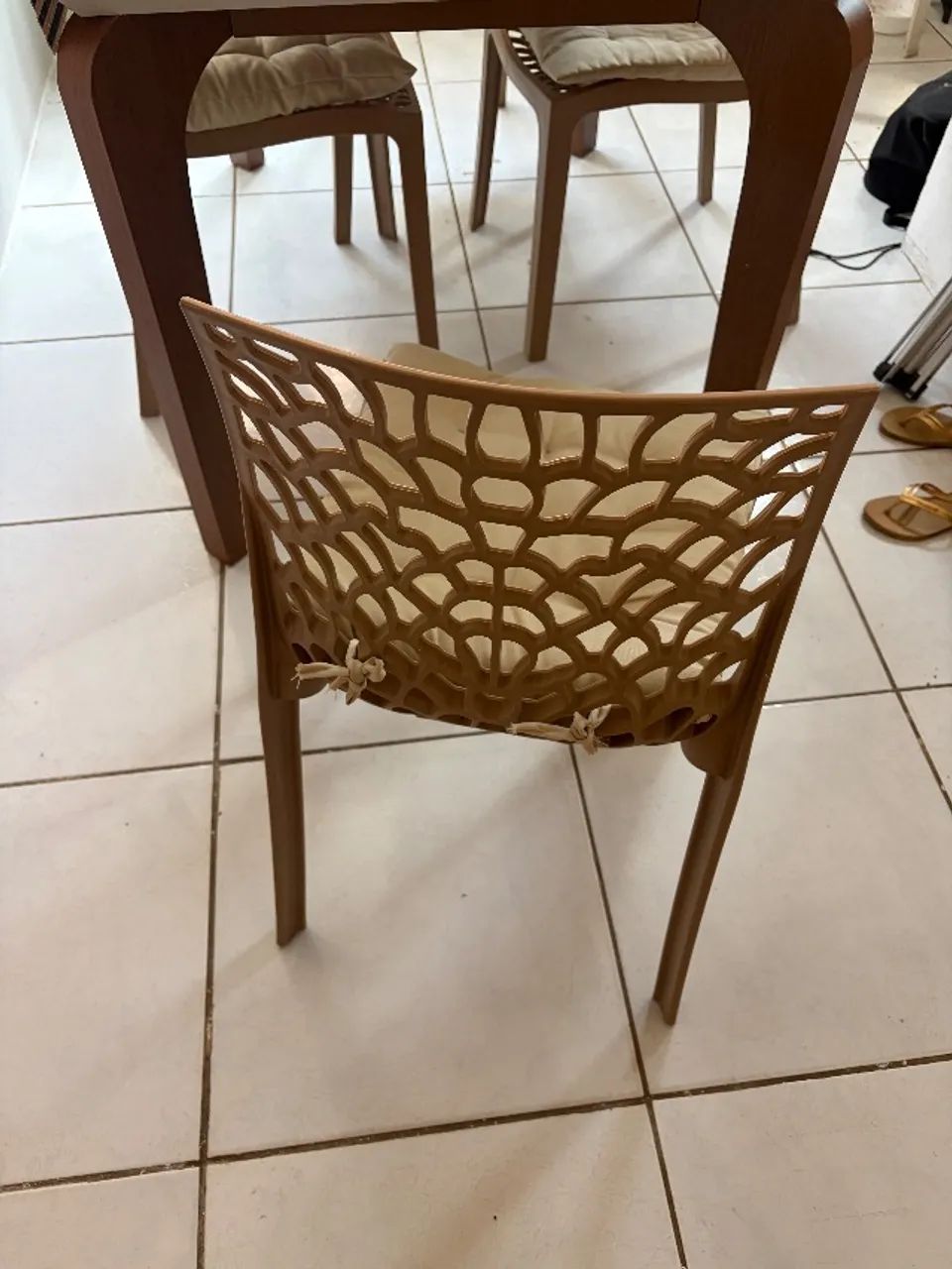 4 cadeiras na cor bege  - Foto 5