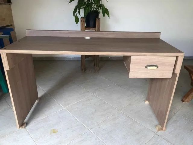 Vendo uma Escrivaninha nova com gaveta (MDF) com rodinhas