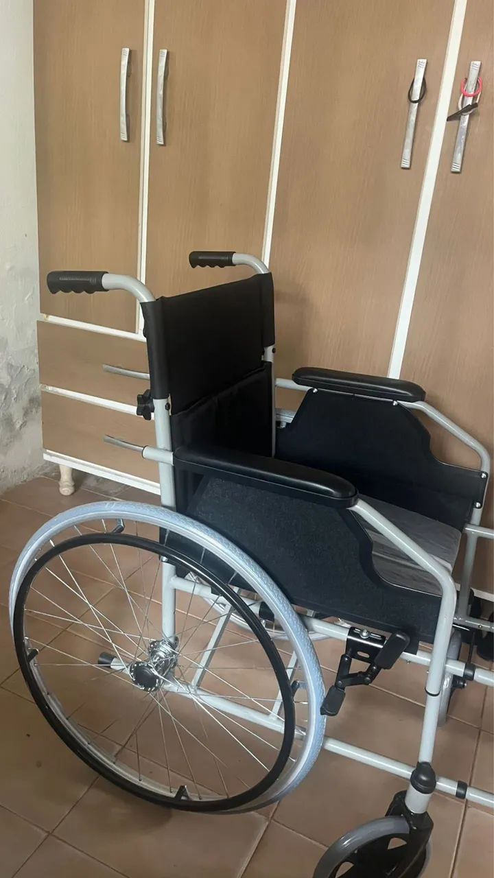 Cadeira de rodas nova 