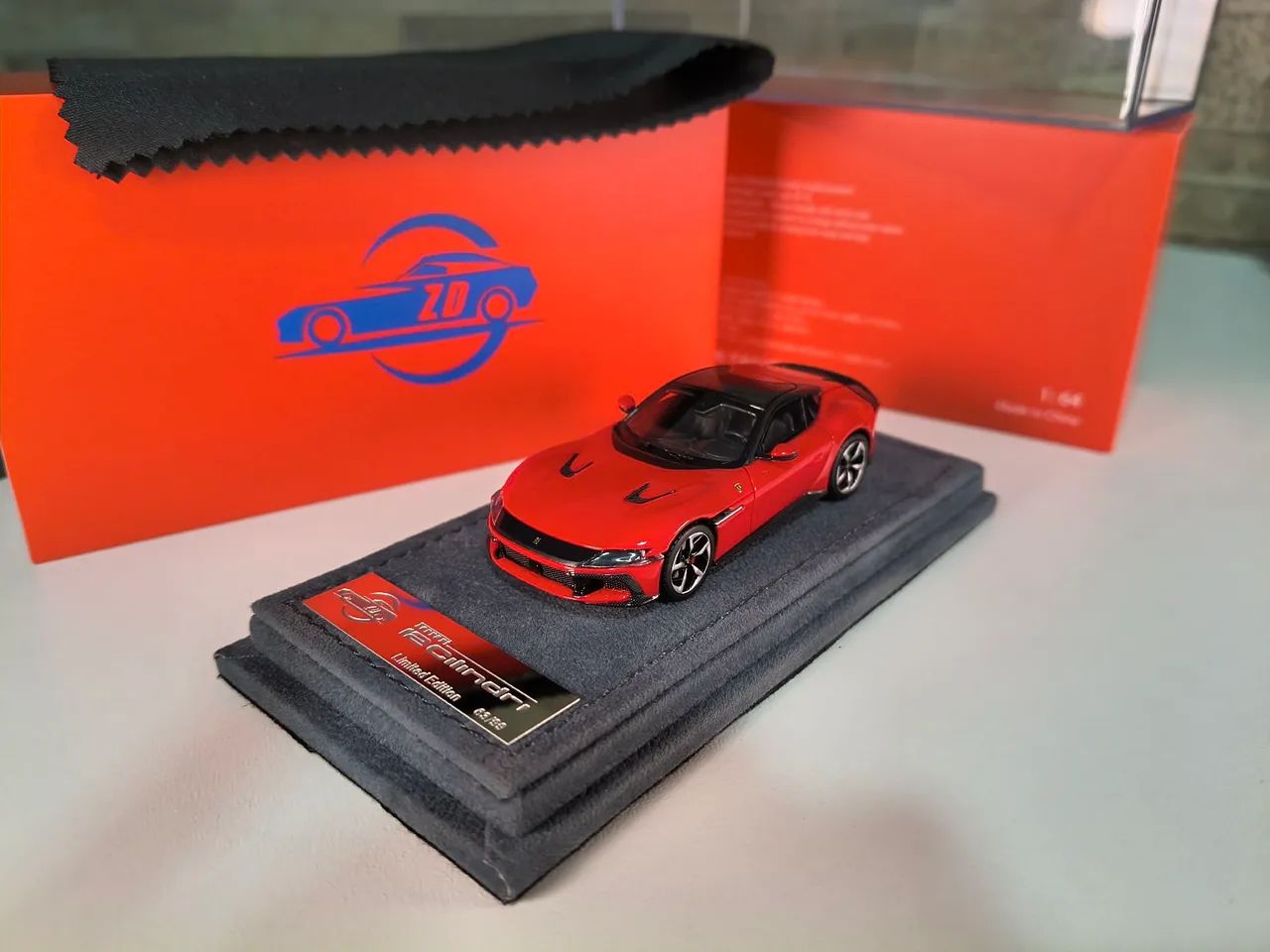 Zadie Model 1:64 (resina) Ferrari 12 Cilindri rosso corsa