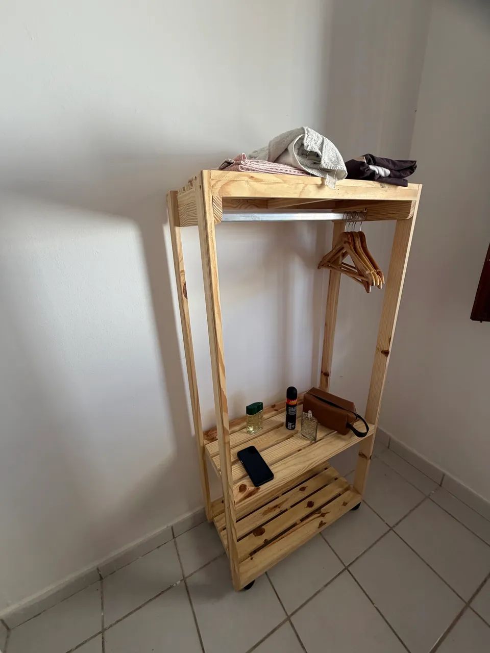 Camas de casal e Arara de Roupas - Foto 4