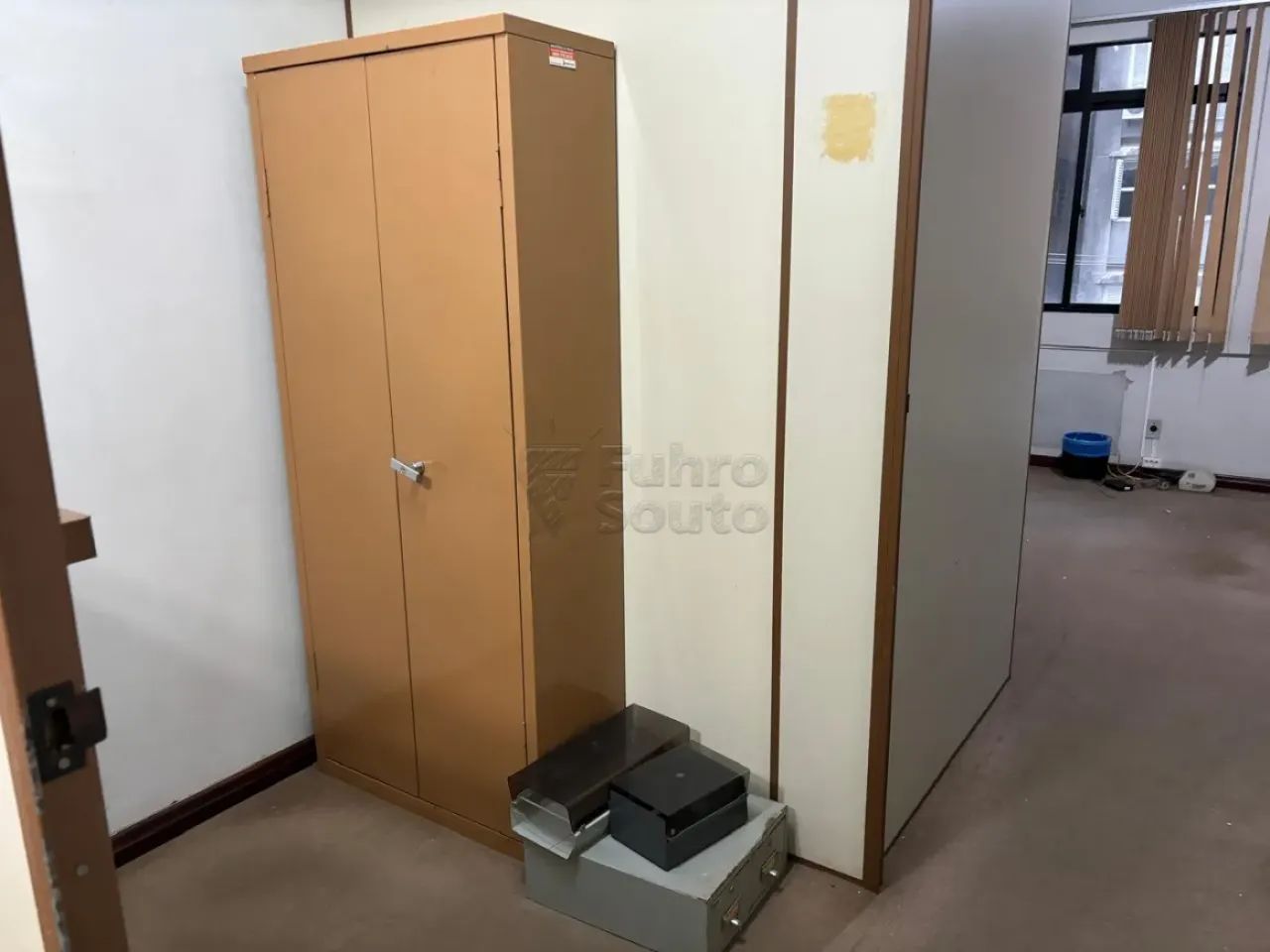 Se você está buscando uma sala comercial bem localizada e com um ótimo preço, esta pode se - Foto 2