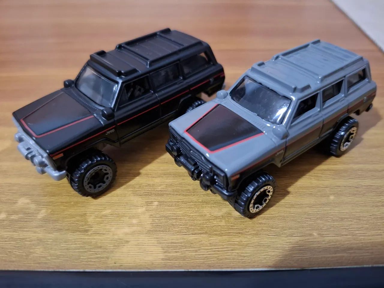 5 HotWheels diversos + brinde!  - Foto 5