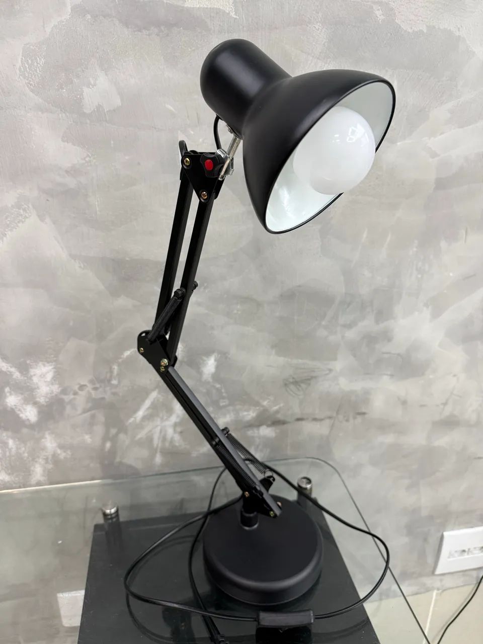 Luminária preta com lâmpada 
