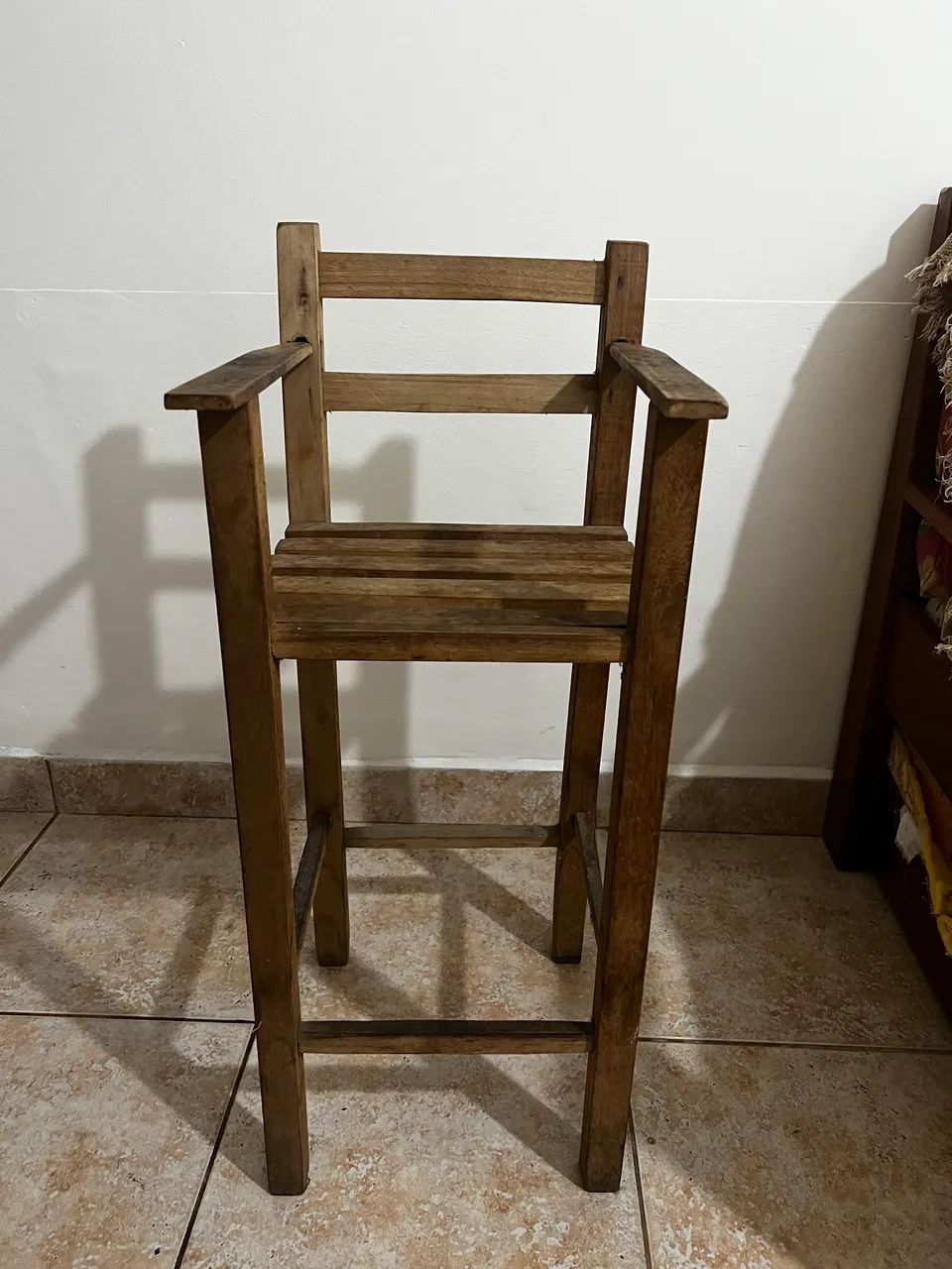 CADEIRA DE ALIMENTAÇÃO PARA BEBÊ EM MADEIRA - Foto 2