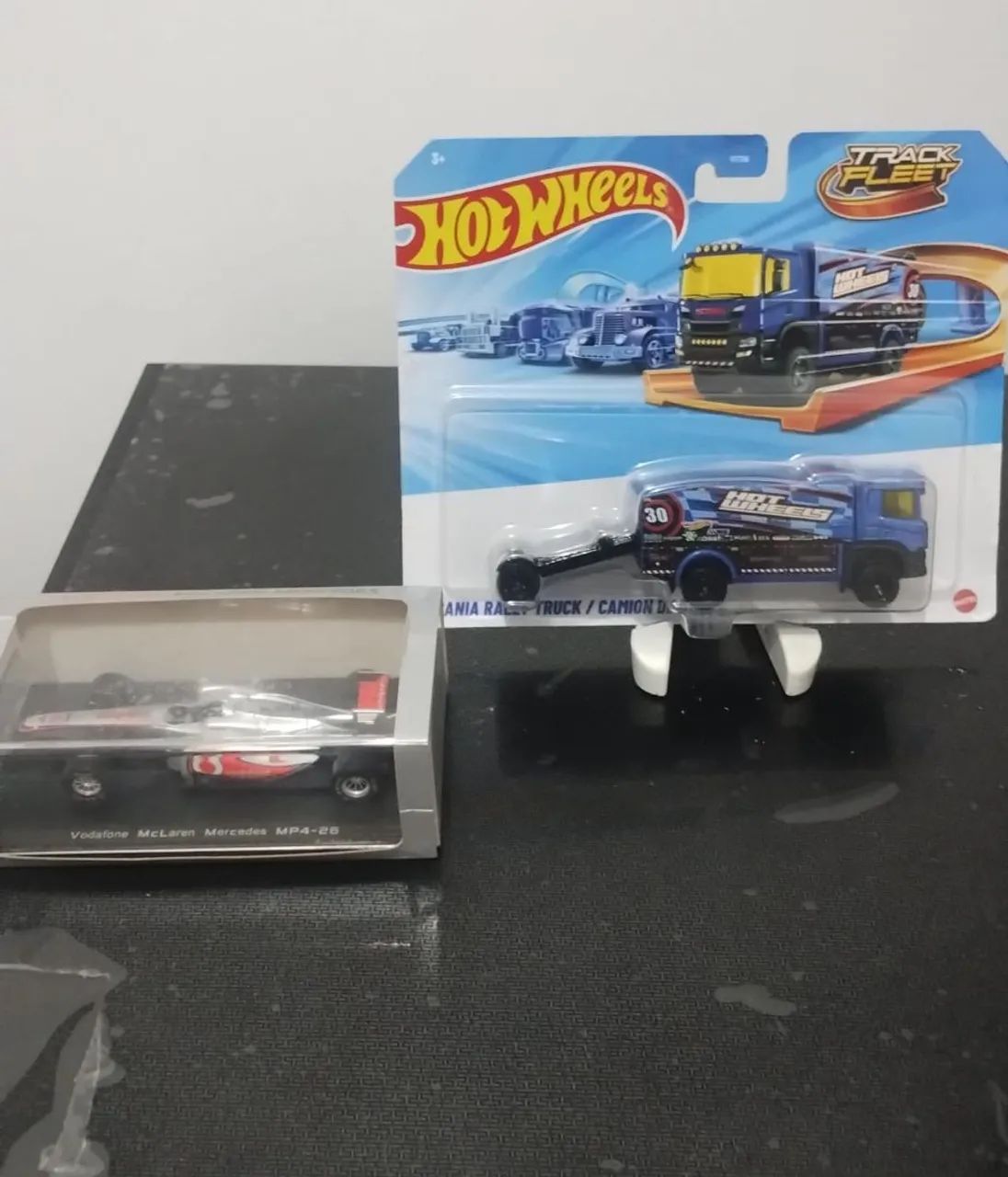 Formula 1 Vodafone e hot wheels trucks