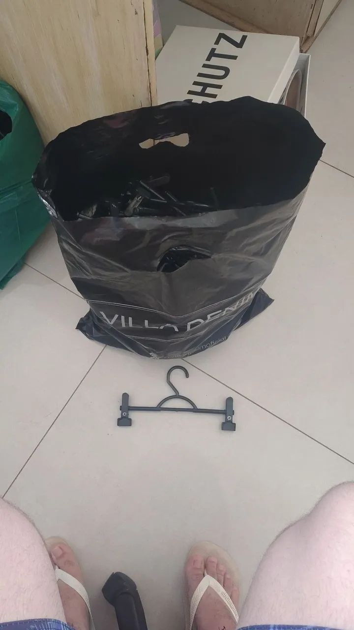 Cabide infantil com presilhas