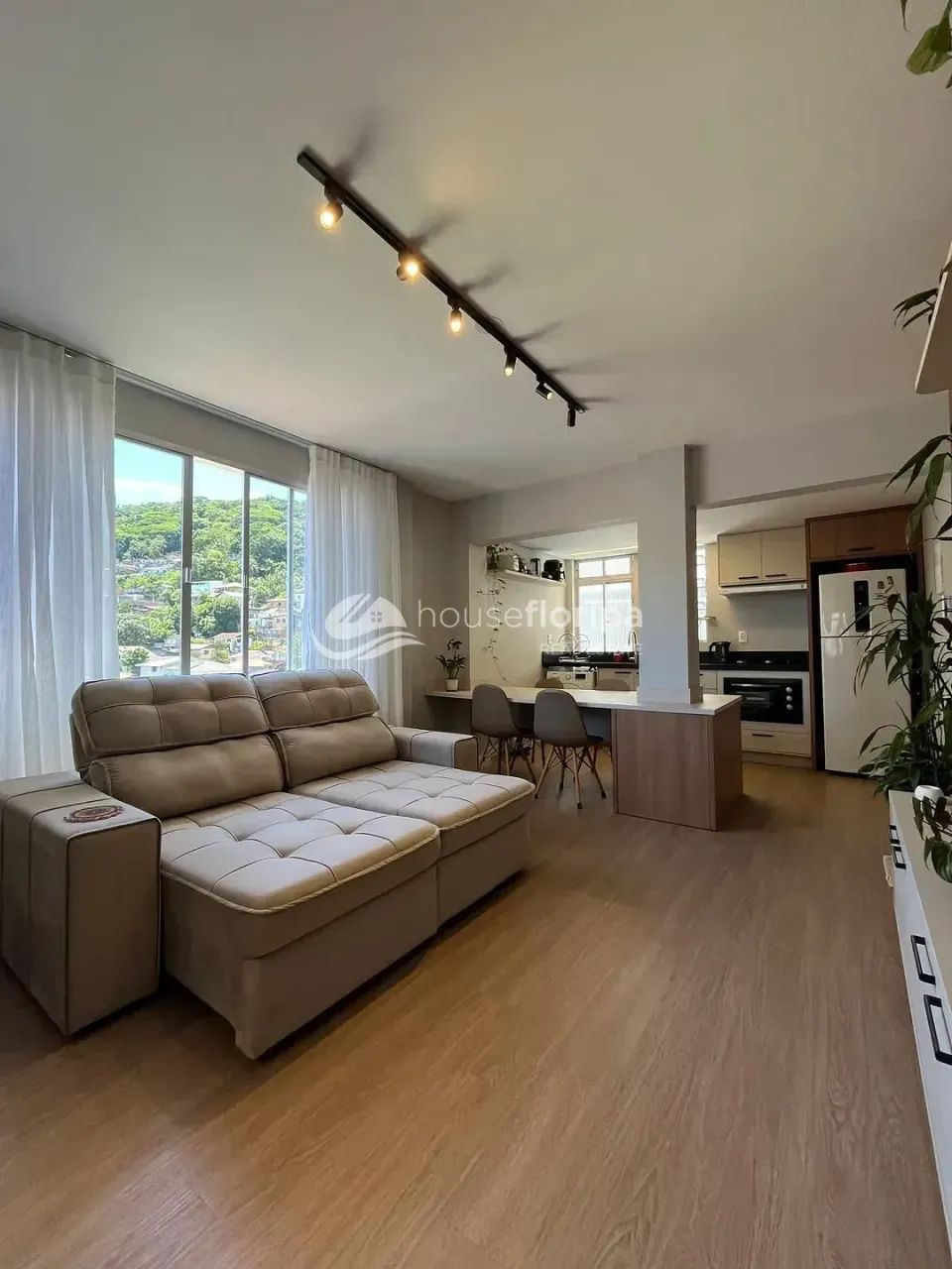 Apartamento reformado e mobiliado com 2 dormitórios, vaga coberta, vista livre e sol norte - Foto 2