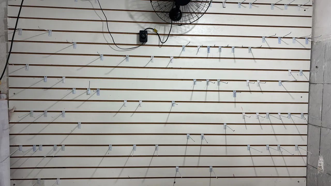 Painel canelado com ganchos