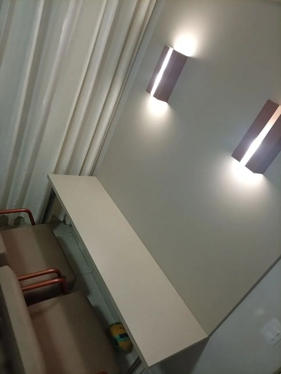 Vende painel com mesa conjugada com duas poltronas em excelente estado, - Foto 2