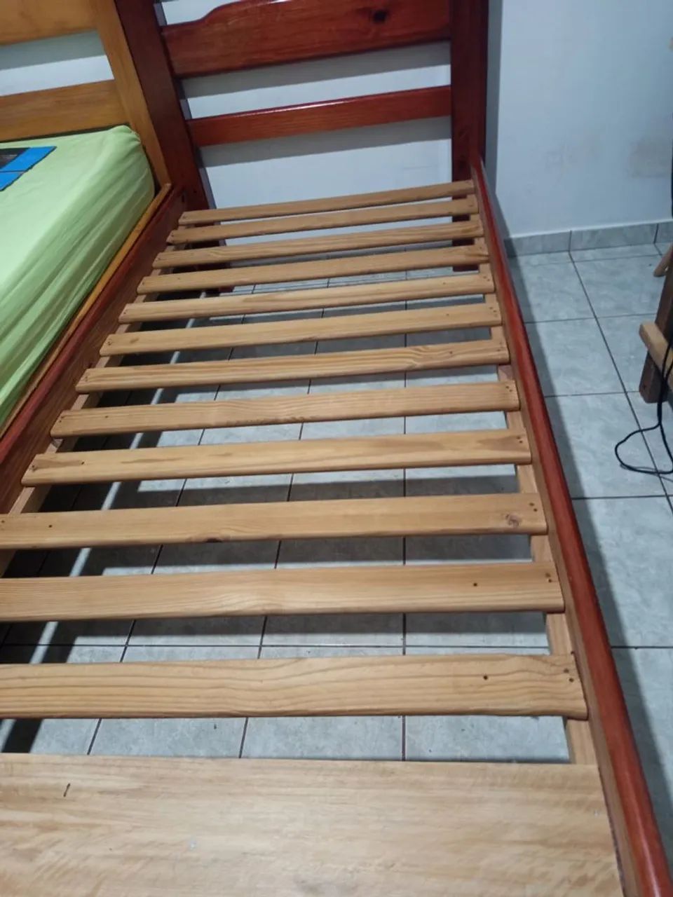 Vendo camas de solteiro em ótimo estado de conservação. (Sem colchão) 150 Cada - Foto 5