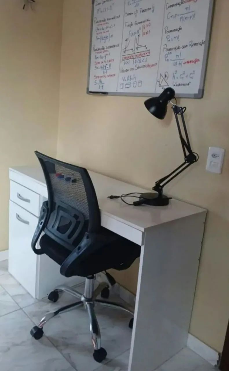 Escrivaninha com cadeira ajustável 