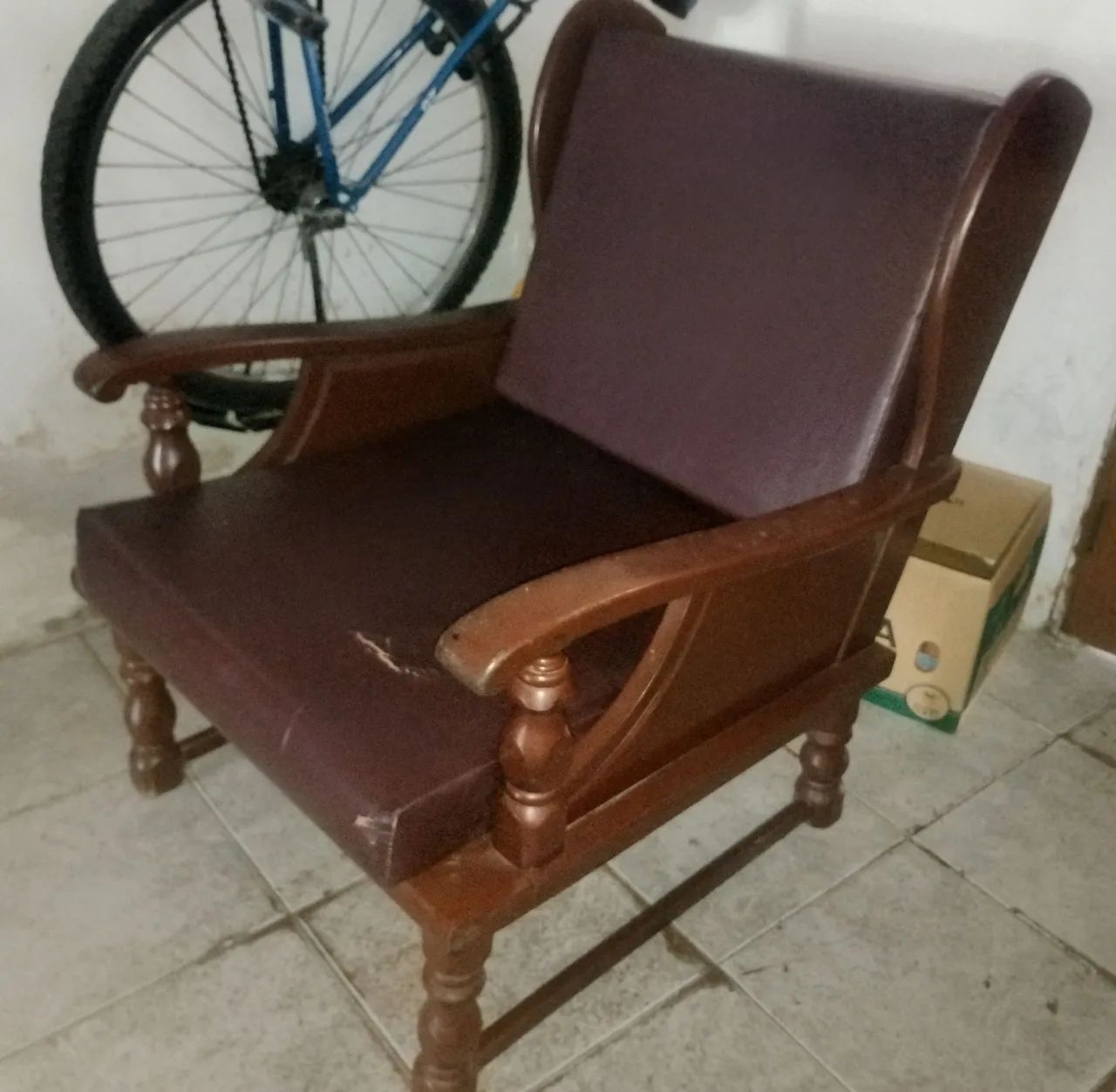 Par de Poltronas Coloniais em Madeira Maciça (Usadas, mas em bom estado) - Foto 2