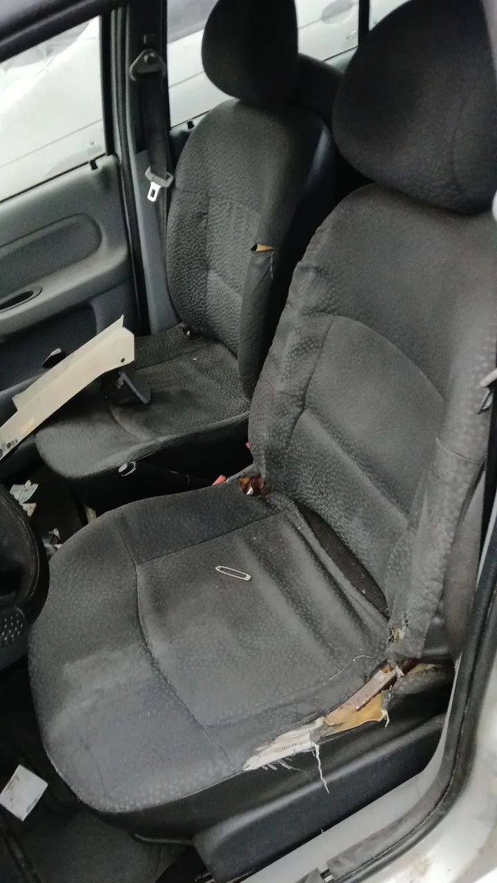 Renault Clio sedan disponível para retirada de peças ? ? ? - Peças