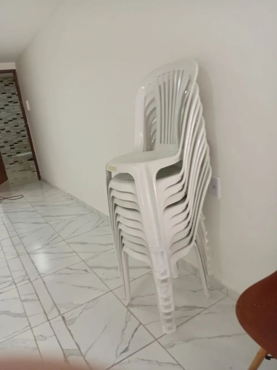 Mesa plástica branca + 10 cadeiras plásticas brancas - R$ 380