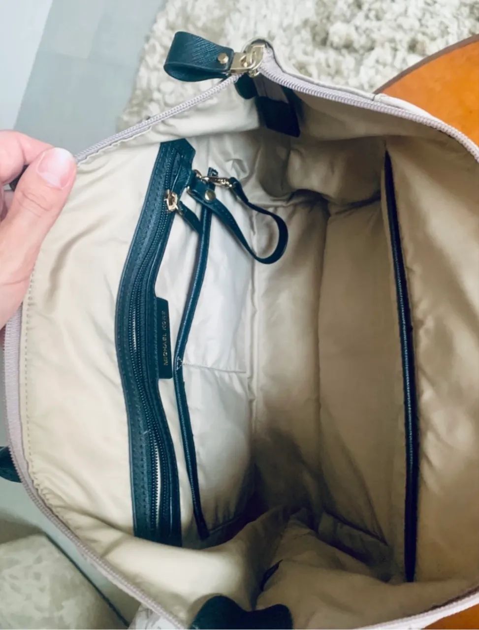 bolsa michael kors original nova bege alça preta - Foto 4