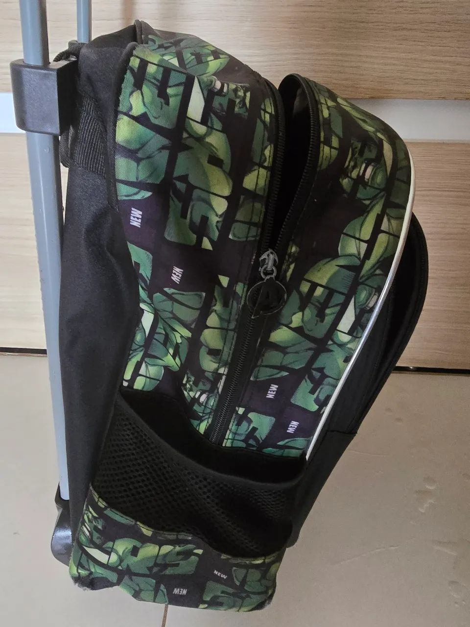 Mochila escolar personagem Hulk - Foto 4