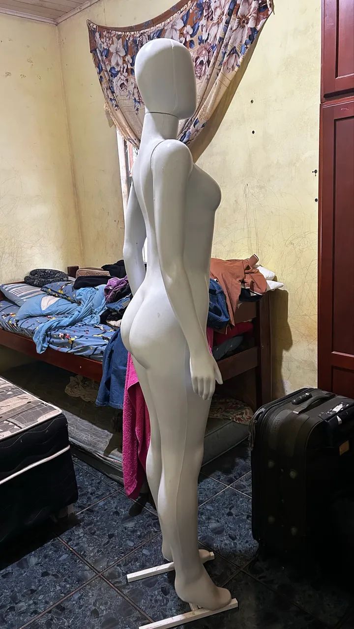 Vendo manequim feminino 150R$ 