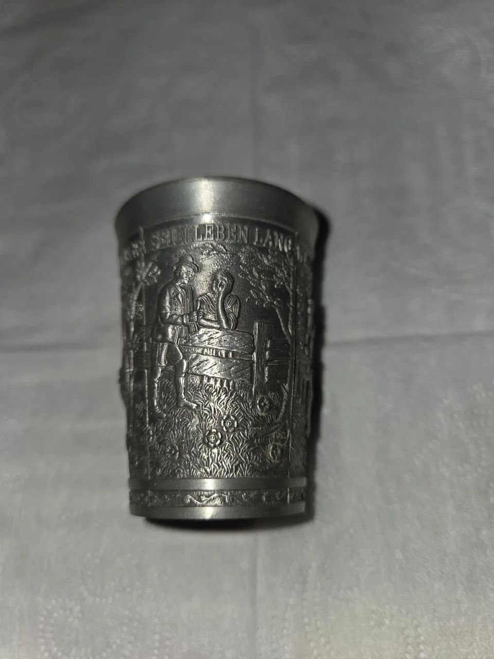 MINI COPO DE ESTANHO ALEMÃO , COM DESENHOS E INSCRIÇÕES  , VINTAGE  !
