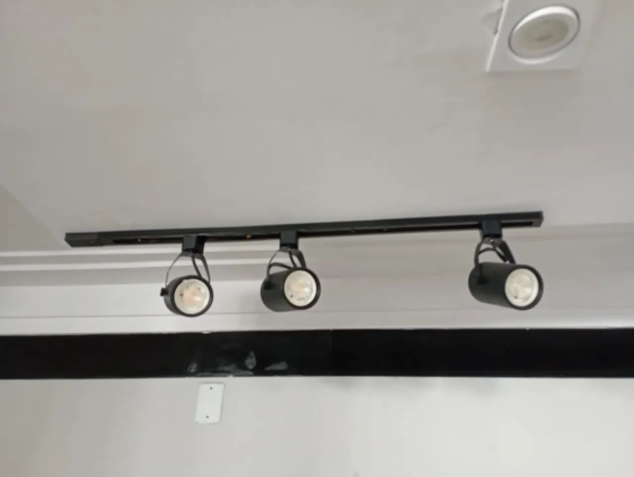 Vendo Iluminação moderna com trilhos eletrificados, spots de led, perfilados e painéis  - Foto 4