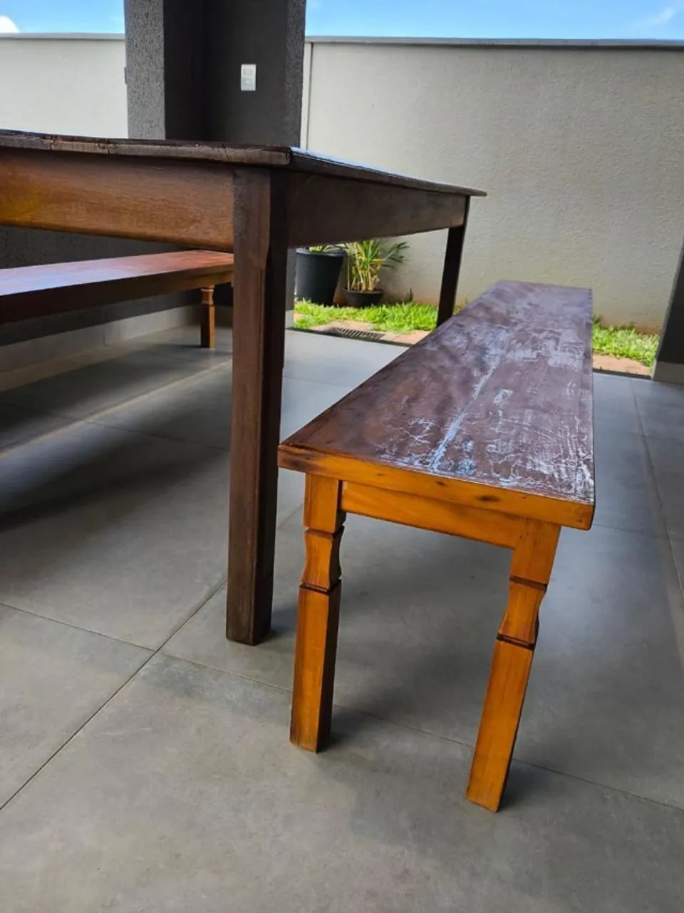 Conjunto de mesa e bancos de madeira maciça - Foto 2