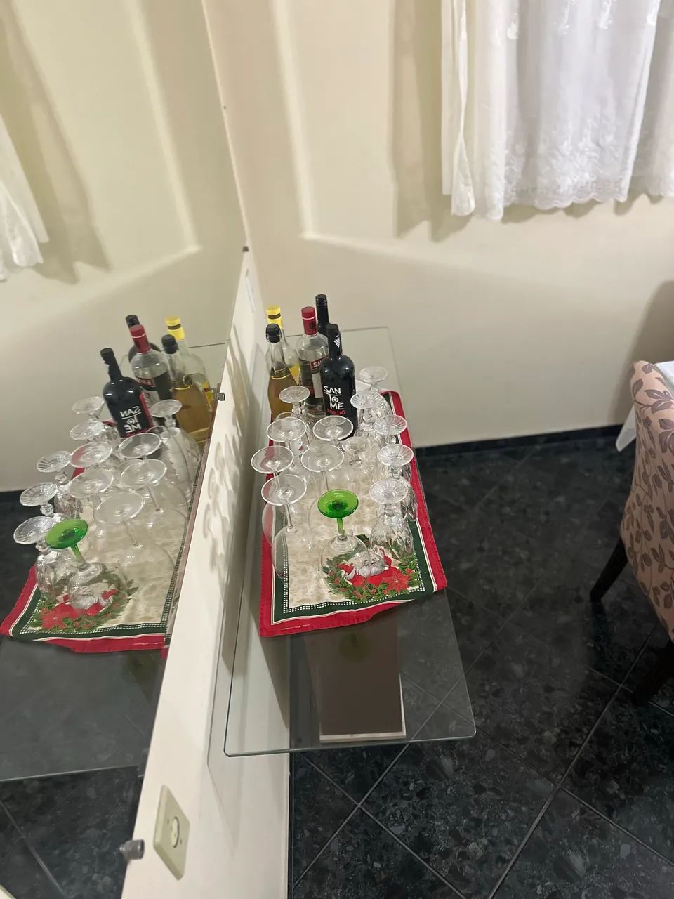 Mesa de vidro com 6 cadeiras e aparador de vidro - Foto 2