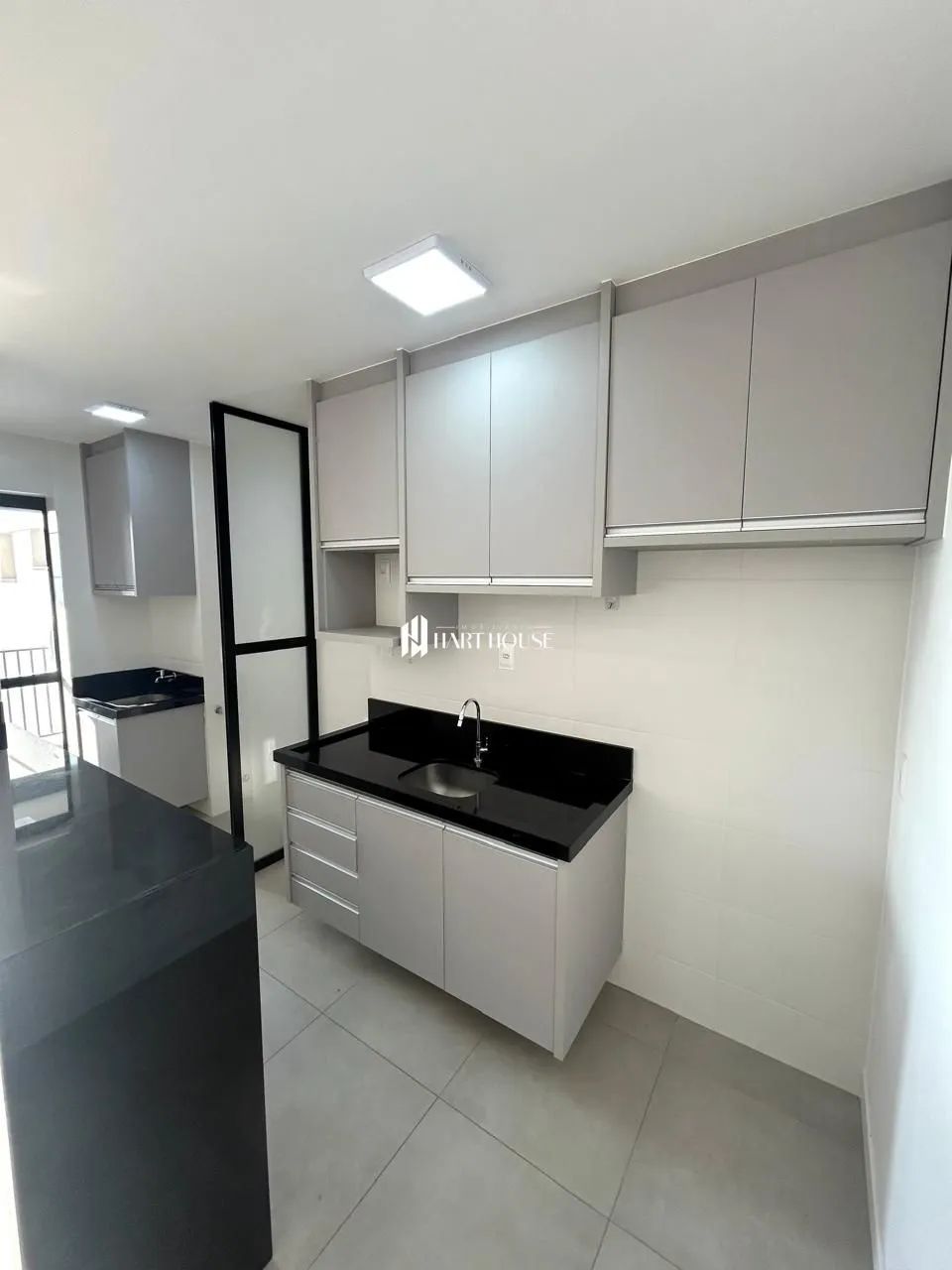 APARTAMENTO PARA LOCAÇÃO ED. URBANIT 2/4 SENDO UMA SUÍTE SEMI MOBILIADO